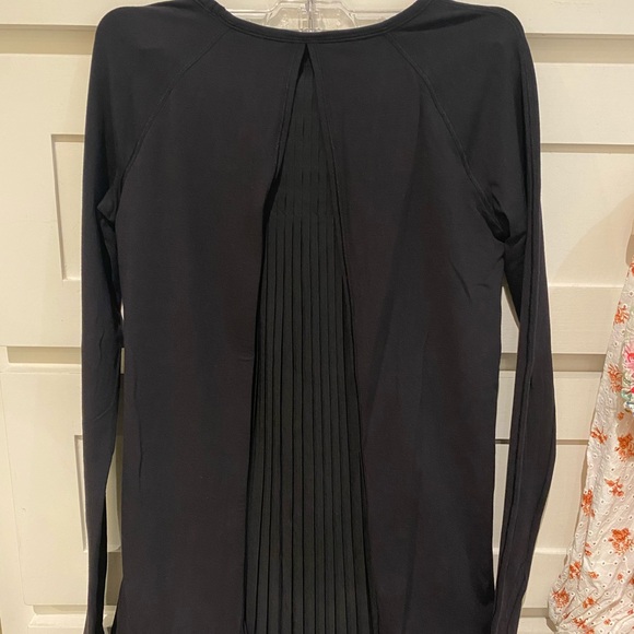 LuluLemon Black Long sleeve Top w/ Accordion Back - Picture 2 of 6